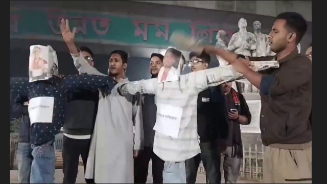 ঢাবিতে ইলিয়াস হোসেন ও পিনাকী ভট্টাচার্যের কুশপুত্তলিকা দাহ! স্বাধীনতা নিয়ে ‘অপপ্রচার’-এর বিরুদ্ধে ক্ষুব্ধ শিক্ষার্থীরা